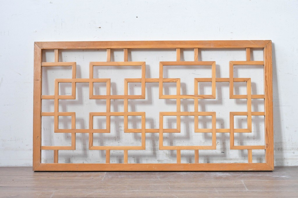 中古建具　中国　幾何学意匠がモダンな中国格子1枚　(R-088442)