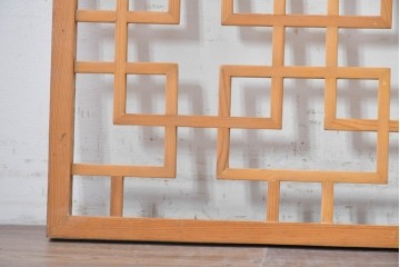 中古建具　中国　幾何学意匠がモダンな中国格子1枚　(R-088442)