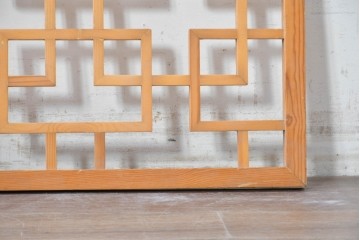 中古建具　中国　幾何学意匠がモダンな中国格子1枚　(R-088442)
