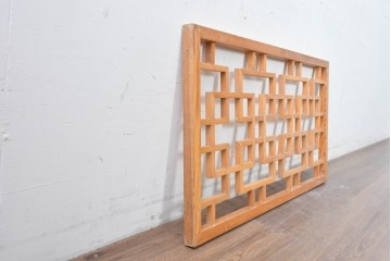 中古建具　中国　幾何学意匠がモダンな中国格子1枚　(R-088442)