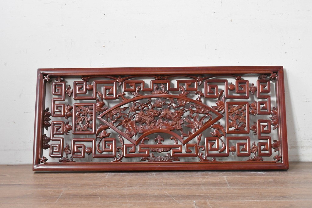 中古建具　中国　艶やかな木肌と麒麟の彫刻が目を引く中国格子1枚　(R-088444)