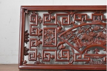 中古建具　中国　艶やかな木肌と麒麟の彫刻が目を引く中国格子1枚　(R-088444)