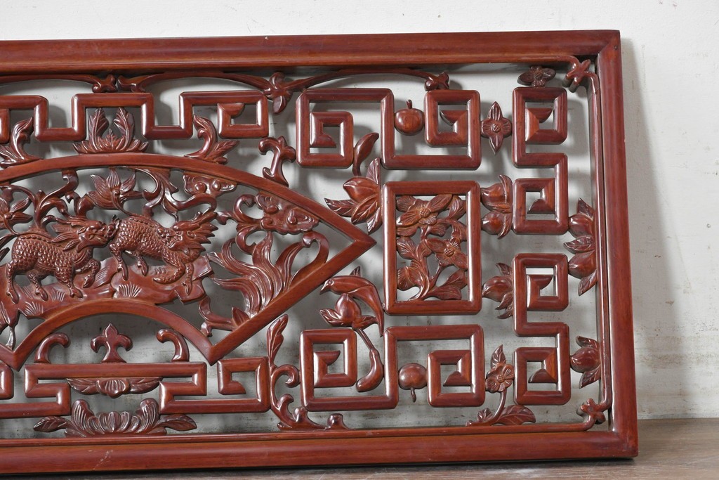 中古建具　中国　艶やかな木肌と麒麟の彫刻が目を引く中国格子1枚　(R-088444)