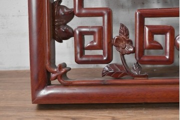 中古建具　中国　艶やかな木肌と麒麟の彫刻が目を引く中国格子1枚　(R-088444)