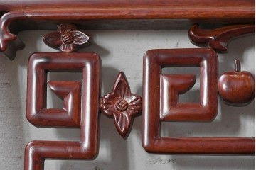 中古建具　中国　艶やかな木肌と麒麟の彫刻が目を引く中国格子1枚　(R-088444)