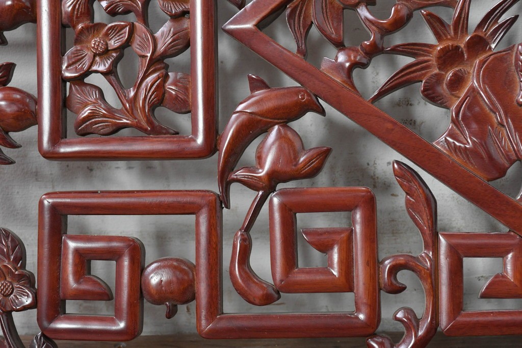 中古建具　中国　艶やかな木肌と麒麟の彫刻が目を引く中国格子1枚　(R-088444)