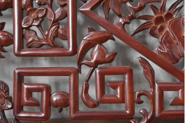 中古建具　中国　艶やかな木肌と麒麟の彫刻が目を引く中国格子1枚　(R-088444)
