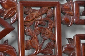中古建具　中国　艶やかな木肌と麒麟の彫刻が目を引く中国格子1枚　(R-088444)