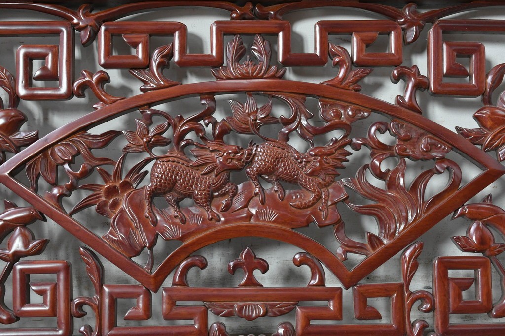 中古建具　中国　艶やかな木肌と麒麟の彫刻が目を引く中国格子1枚　(R-088444)