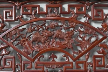 中古建具　中国　艶やかな木肌と麒麟の彫刻が目を引く中国格子1枚　(R-088444)