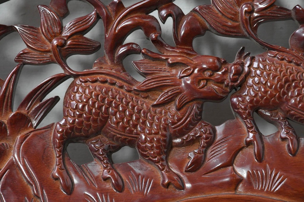 中古建具　中国　艶やかな木肌と麒麟の彫刻が目を引く中国格子1枚　(R-088444)