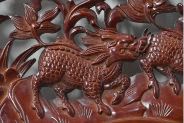 中古建具　中国　艶やかな木肌と麒麟の彫刻が目を引く中国格子1枚　(R-088444)