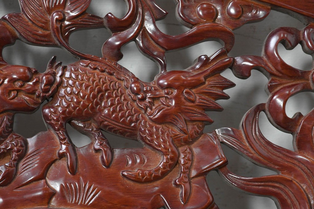 中古建具　中国　艶やかな木肌と麒麟の彫刻が目を引く中国格子1枚　(R-088444)