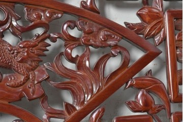 中古建具　中国　艶やかな木肌と麒麟の彫刻が目を引く中国格子1枚　(R-088444)