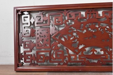 中古建具　中国　艶やかな木肌と麒麟の彫刻が目を引く中国格子1枚　(R-088444)