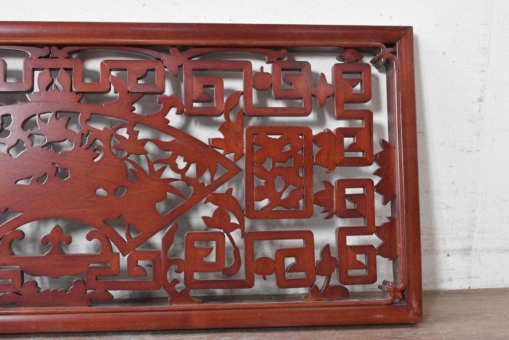 中古建具　中国　艶やかな木肌と麒麟の彫刻が目を引く中国格子1枚　(R-088444)