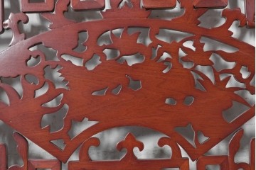 中古建具　中国　艶やかな木肌と麒麟の彫刻が目を引く中国格子1枚　(R-088444)