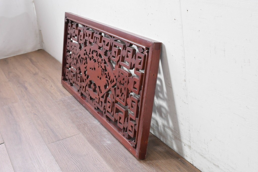 中古建具　中国　艶やかな木肌と麒麟の彫刻が目を引く中国格子1枚　(R-088444)