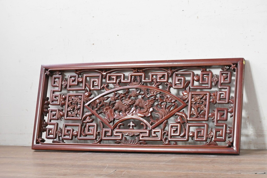 中古建具　中国　艶やかな木肌と麒麟の彫刻が目を引く中国格子1枚　(R-088444)