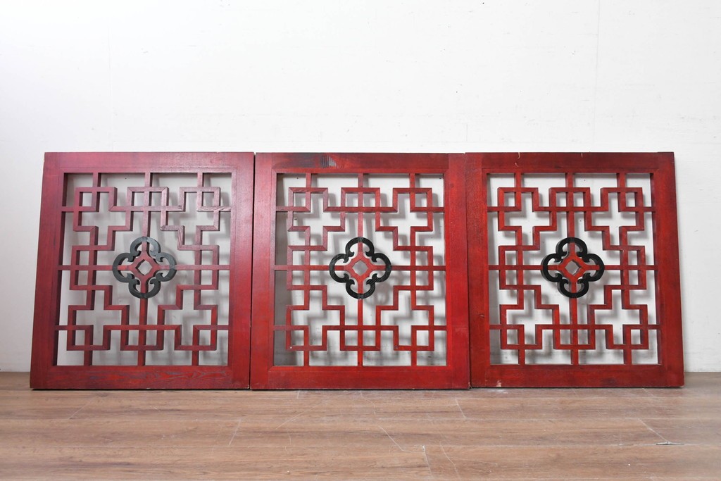 中古建具　中国　赤と黒の色使いが印象的な中国格子3枚セット　(R-088445)