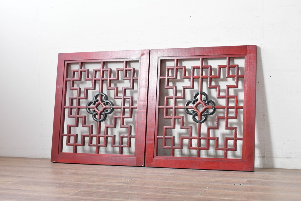 中古建具　中国　赤と黒の色使いが印象的な中国格子2枚セット　(R-088446)
