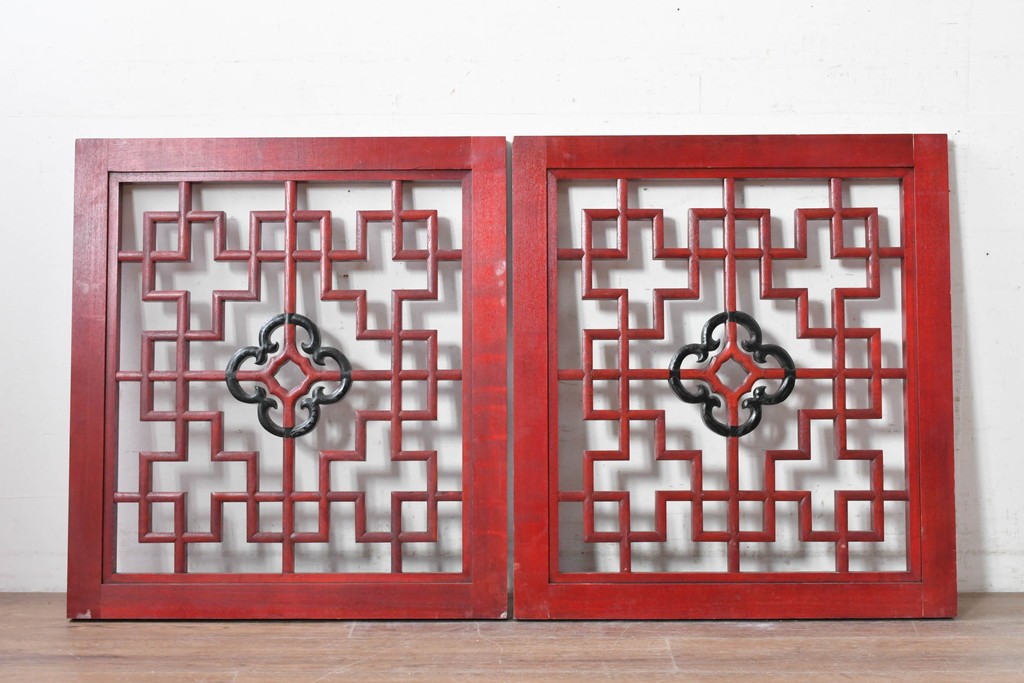 中古建具　中国　赤と黒の色使いが印象的な中国格子2枚セット　(R-088446)