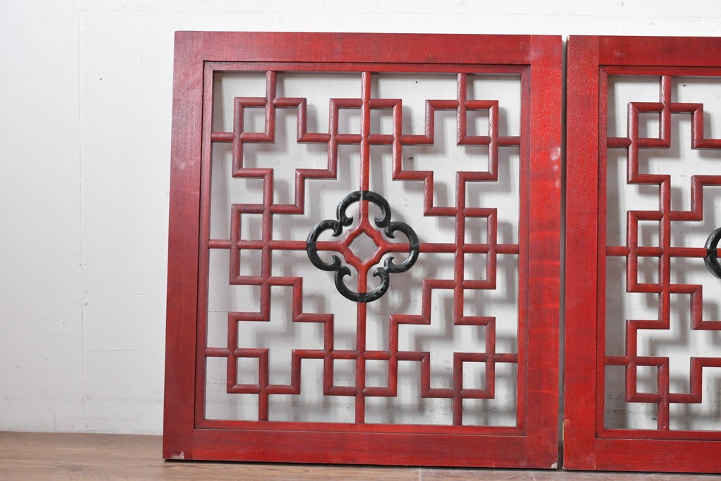 中古建具　中国　赤と黒の色使いが印象的な中国格子2枚セット　(R-088446)