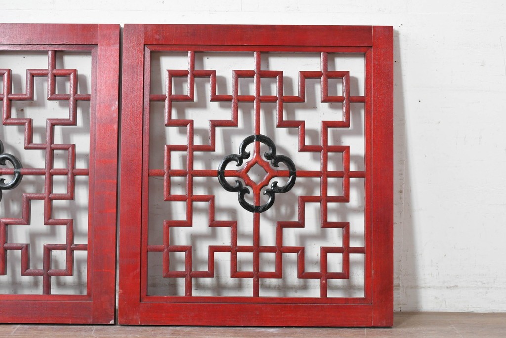 中古建具　中国　赤と黒の色使いが印象的な中国格子2枚セット　(R-088446)