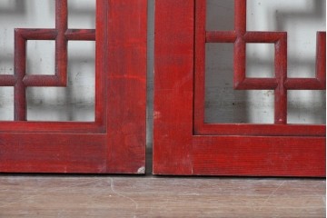 中古建具　中国　赤と黒の色使いが印象的な中国格子2枚セット　(R-088446)