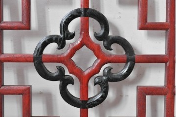 中古建具　中国　赤と黒の色使いが印象的な中国格子2枚セット　(R-088446)