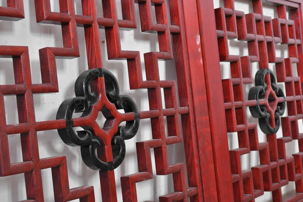 中古建具　中国　赤と黒の色使いが印象的な中国格子2枚セット　(R-088446)