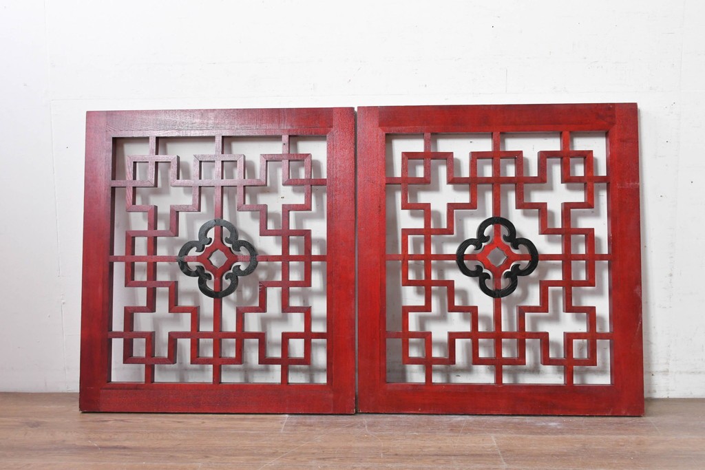 中古建具　中国　赤と黒の色使いが印象的な中国格子2枚セット　(R-088446)