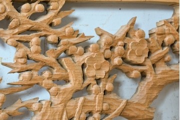 ヴィンテージ建具　昭和中期から昭和後期　欅(ケヤキ)材　雅弘作　松竹梅の彫刻が見事な欄間2枚セット　(R-088459)