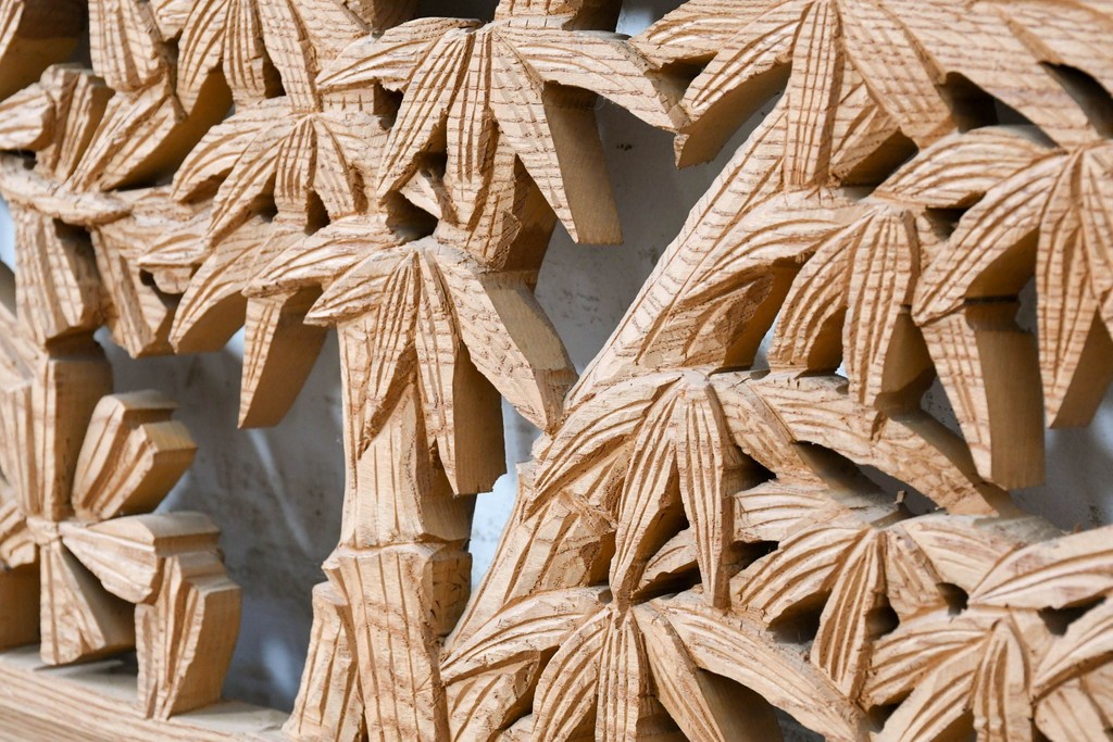 ヴィンテージ建具　昭和中期から昭和後期　欅(ケヤキ)材　雅弘作　松竹梅の彫刻が見事な欄間2枚セット　(R-088459)