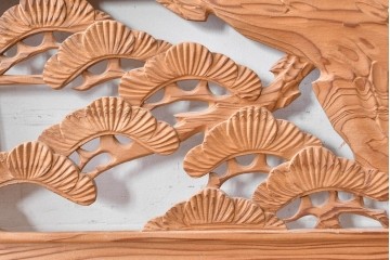 ヴィンテージ建具　昭和後期　松に鷹の図柄が存在感を放つ欄間2枚セット　(R-088460)