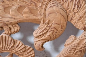 ヴィンテージ建具　昭和後期　松に鷹の図柄が存在感を放つ欄間2枚セット　(R-088460)