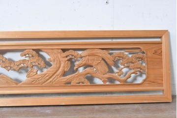 ヴィンテージ建具　昭和後期　松に鷹の図柄が存在感を放つ欄間2枚セット　(R-088460)