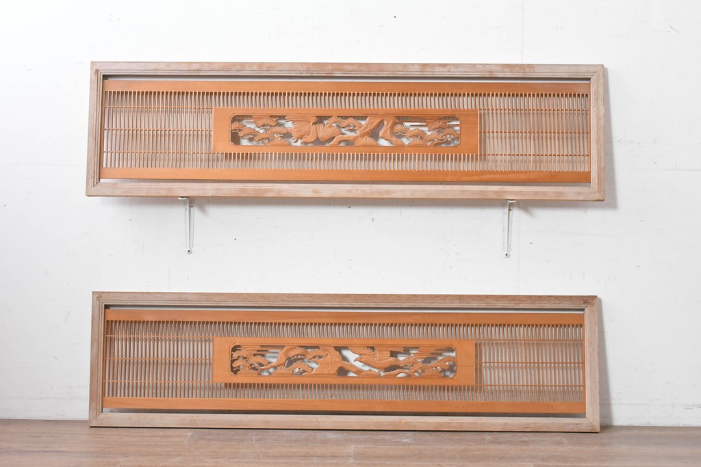 ヴィンテージ建具　昭和後期　松の木に鷹　縦繁格子と彫刻の欄間2枚セット　(R-088462)