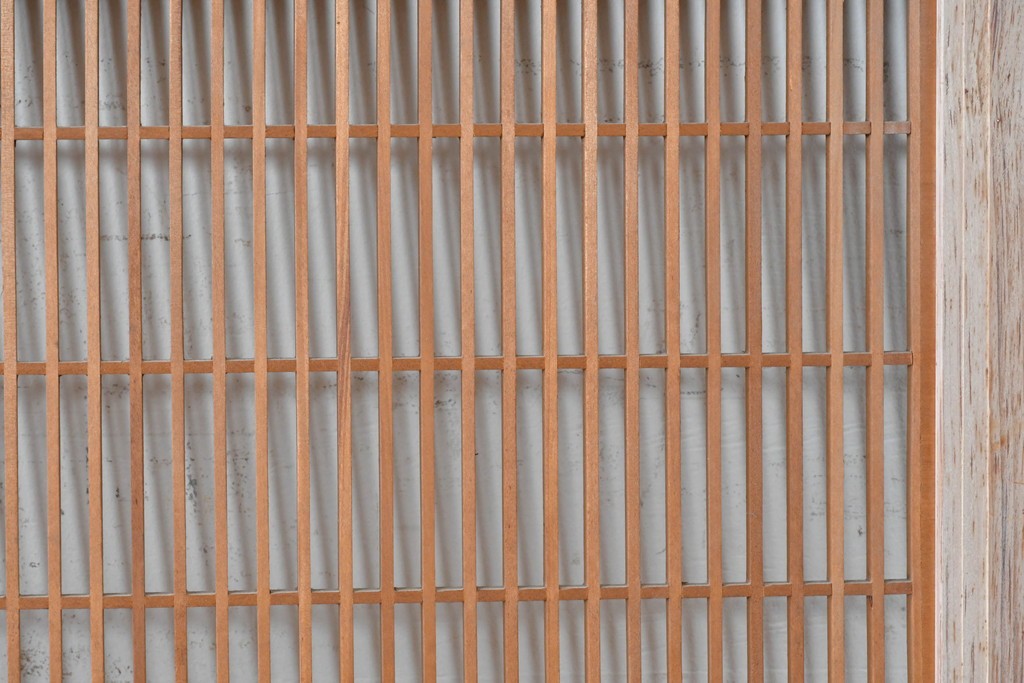 ヴィンテージ建具　昭和後期　松の木に鷹　縦繁格子と彫刻の欄間2枚セット　(R-088462)
