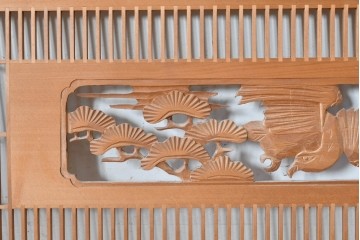 ヴィンテージ建具　昭和後期　松の木に鷹　縦繁格子と彫刻の欄間2枚セット　(R-088462)