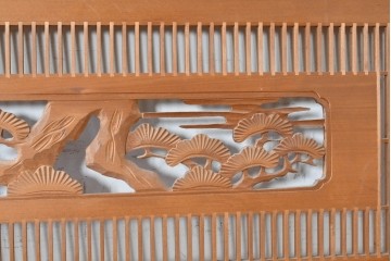 ヴィンテージ建具　昭和後期　松の木に鷹　縦繁格子と彫刻の欄間2枚セット　(R-088462)