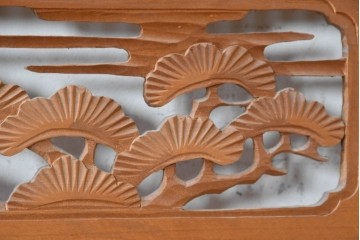 ヴィンテージ建具　昭和後期　松の木に鷹　縦繁格子と彫刻の欄間2枚セット　(R-088462)