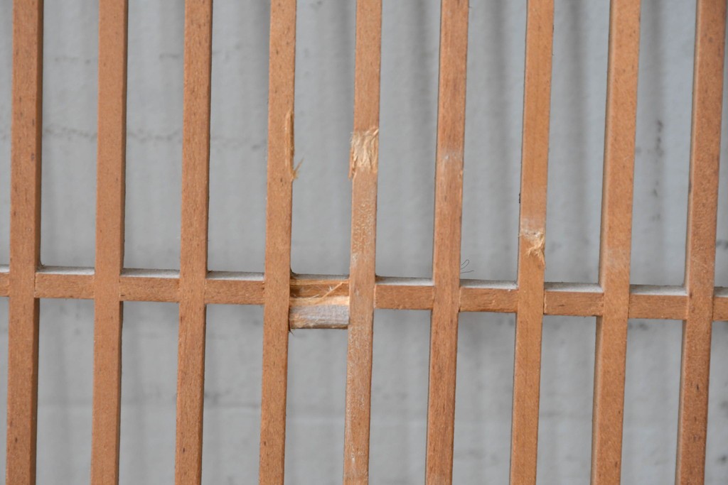 ヴィンテージ建具　昭和後期　松の木に鷹　縦繁格子と彫刻の欄間2枚セット　(R-088462)