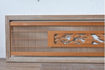 ヴィンテージ建具　昭和後期　松の木に鷹　縦繁格子と彫刻の欄間2枚セット　(R-088462)