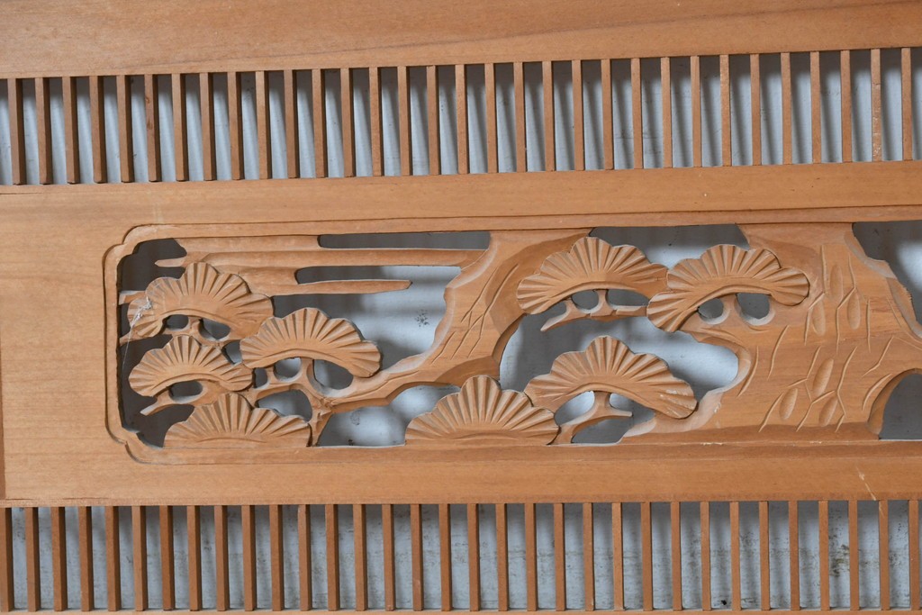 ヴィンテージ建具　昭和後期　松の木に鷹　縦繁格子と彫刻の欄間2枚セット　(R-088462)