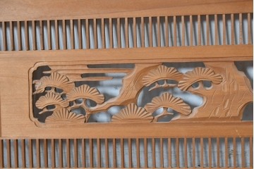 ヴィンテージ建具　昭和後期　松の木に鷹　縦繁格子と彫刻の欄間2枚セット　(R-088462)