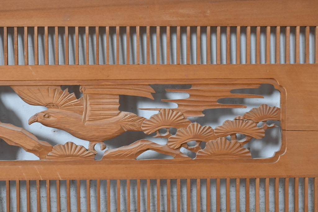 ヴィンテージ建具　昭和後期　松の木に鷹　縦繁格子と彫刻の欄間2枚セット　(R-088462)