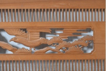 ヴィンテージ建具　昭和後期　松の木に鷹　縦繁格子と彫刻の欄間2枚セット　(R-088462)