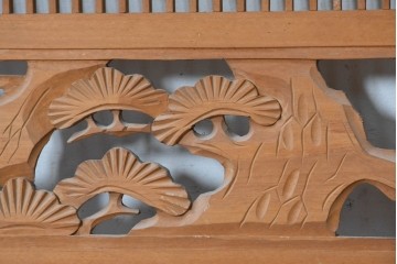 ヴィンテージ建具　昭和後期　松の木に鷹　縦繁格子と彫刻の欄間2枚セット　(R-088462)