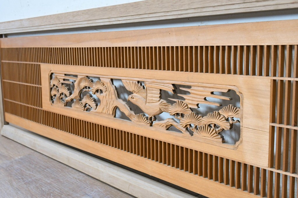 ヴィンテージ建具　昭和後期　松の木に鷹　縦繁格子と彫刻の欄間2枚セット　(R-088462)